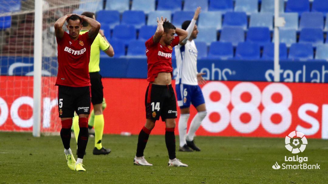 Los jugadores del RCD Mallorca lamentan una ocasión perdida en La Romareda.