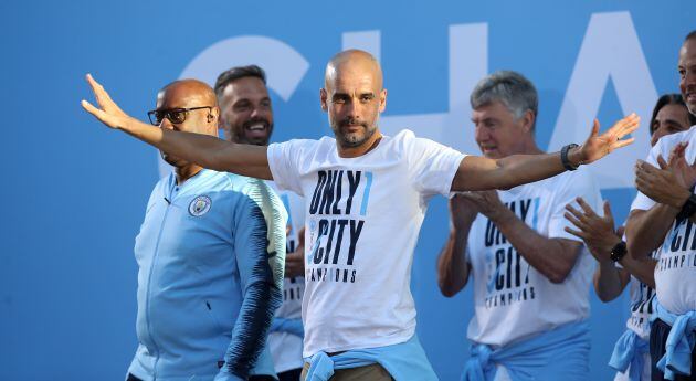 Guardiola celebrando el título de liga con el City