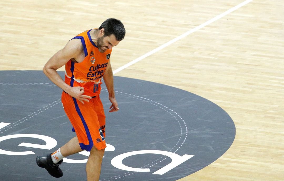 GRAFCVA6385. VALENCIA, El alero de Valencia Basket, Fernando San Emeterio, hace un gesto de rabia durante la disputa de la segunda semifinal de la fase final de la Liga Endesa ante Kirolbet Baskonia en el pabellón de la Fuente de San Luis de Valéncia. EFE, Manuel Bruque