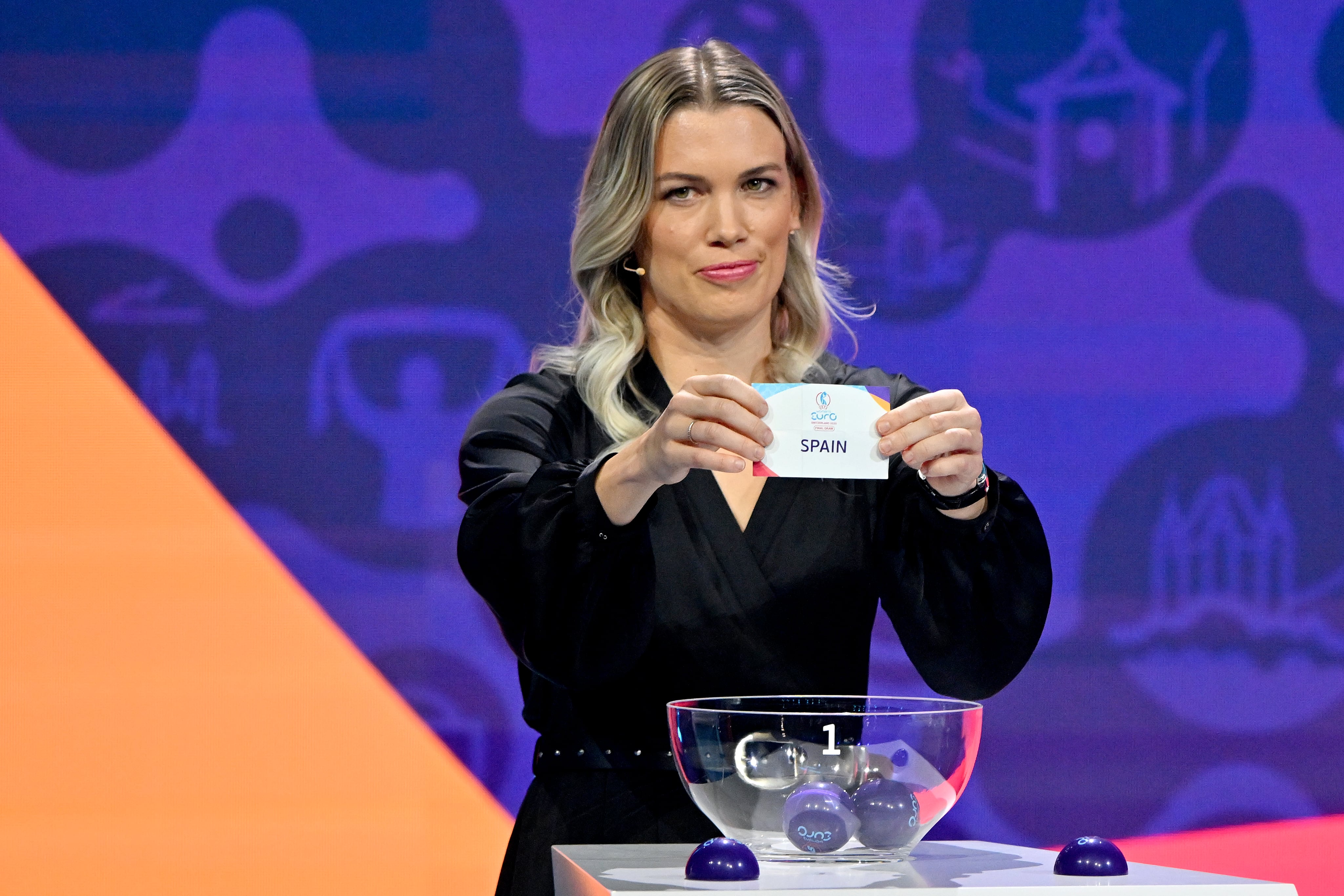 Lara Dickenmann muestra la papeleta de España en el sorteo de la Eurocopa 2025