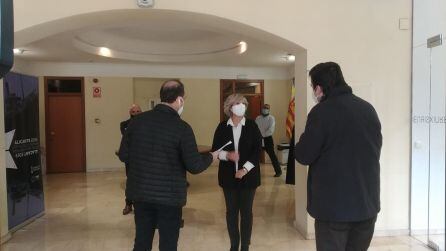 Antonia Moreno, deleagada del Consell en Alicante, recibe a los portavoces de la plataforma hostelera