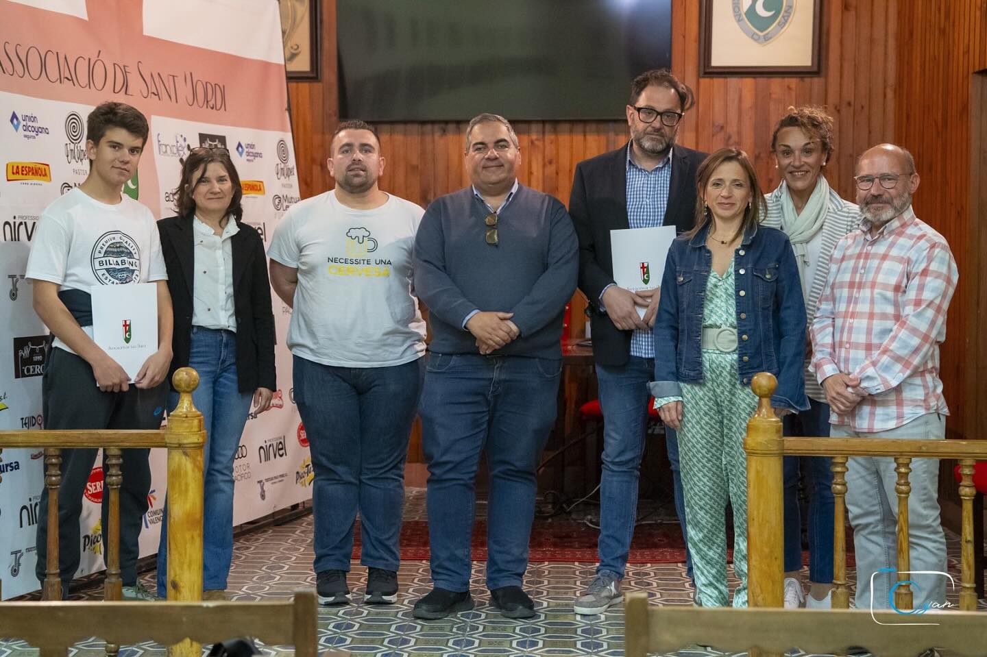 Los representantes de las tres bandas seleccionadas para el IV Certamen de Interpretación de Música Festera junto a Pau Acosta, secretario de la Asociación de San Jorge, y Silvia Gómez, asesora musical, en el Casal de Sant Jordi tras el sorteo celebrado el pasado viernes.