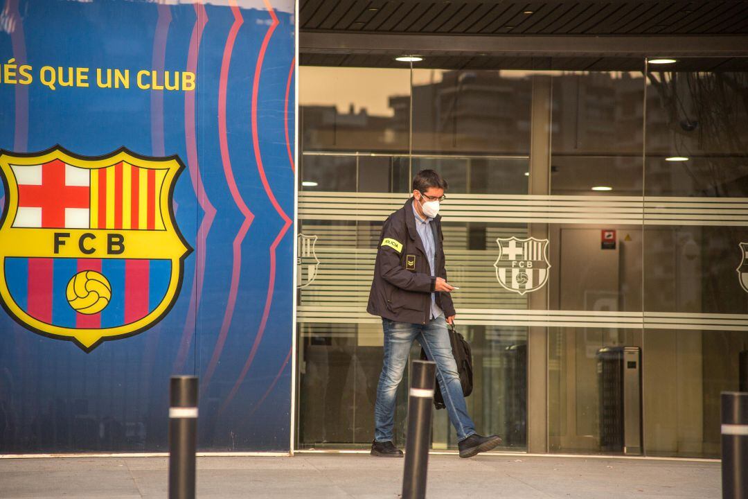 Els Mossos d&#039;Esquadra en un registre a les oficines del Camp Nou