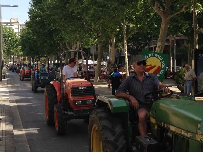 Els pagesos, arribant a la seu del Departament d&#039;Agricultura de Reus