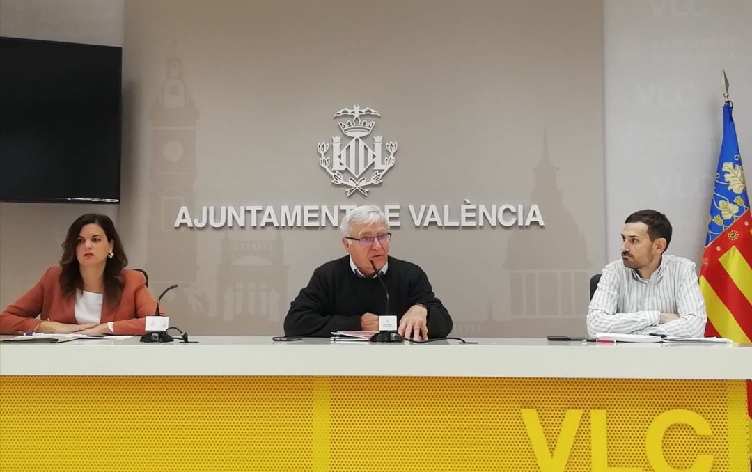 El alcalde de València, Joan Ribó, junto a los vicealcaldes Sandra Gómez y Sergi Campillo, tras la reunión de seguimiento de la crisis del coronavirus en la ciudad