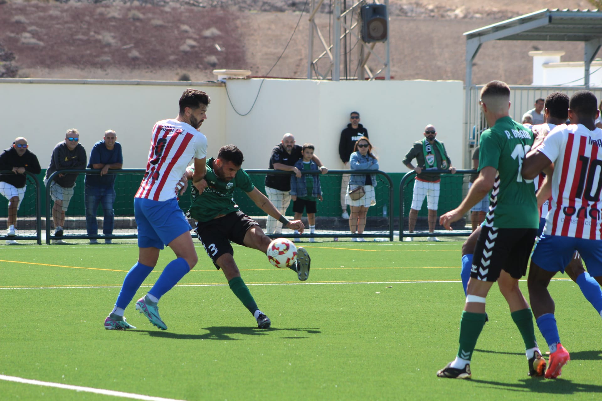 Disparo del Unión Sur Yaiza en su partido con el Colonia Moscardó.