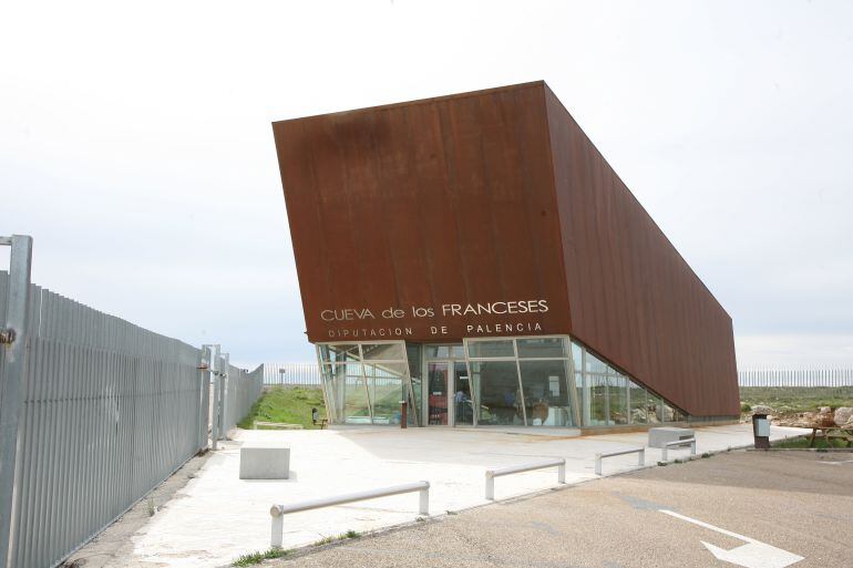 Entrada a la Cueva de los Franceses