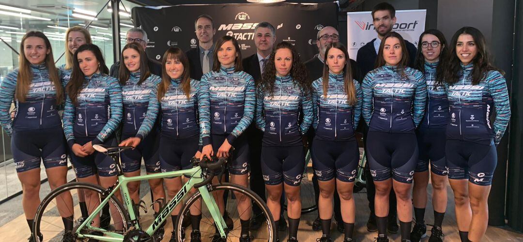 Barriguete, cuarta por la izquierda, es la ciclista más joven de las once que conforman el equipo.