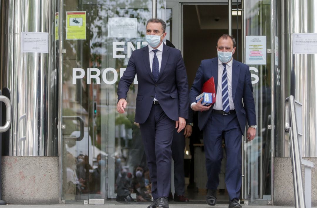 El delegado del Gobierno en Madrid, José Manuel Franco (i), a su salida tras declarar ante la juez de Madrid, Carmen Rodríguez-Medel.