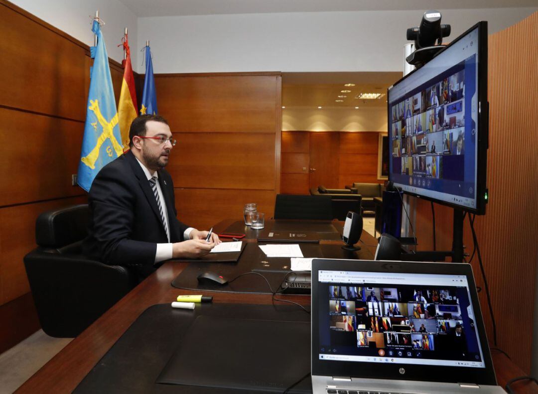 El presidente Adrián Barbón durante la reunión de todas las comunidades con Pedro Sánchez.