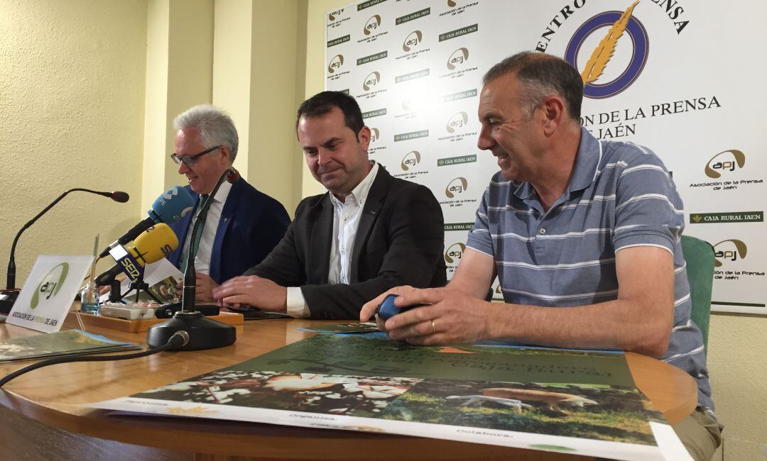 De izquierda a derecha, Juan Gallego, director comercial de Caja Rural Jaén; el secretario general de COAG Jaén, Juan Luis Ávila, y Juan Armenteros, miembro de la Asociación de la Prensa de Jaén.