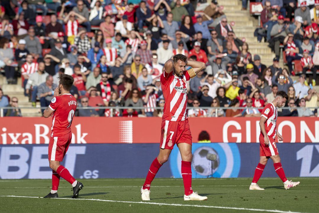 Varios jugadores del Girona se lamentan tras una ocasión ante el Villarreal