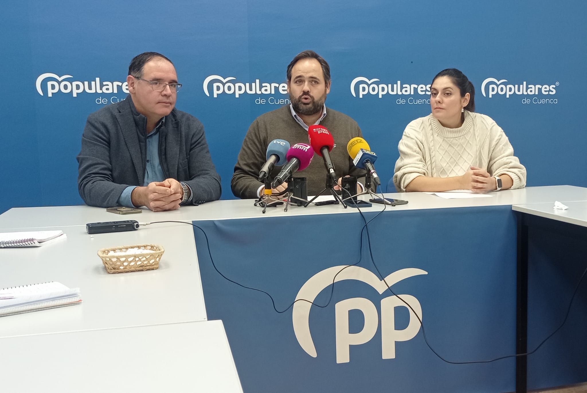 Paco Núñez, entre Benjamín Prieto y Beatriz Jiménez