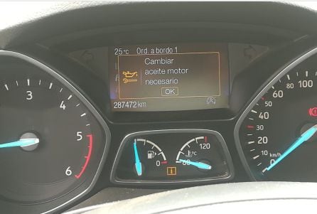 Marcador del vehículo policial que demuestra que necesita el cambio de aceite