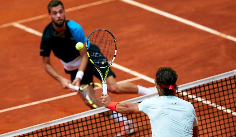 Nadal volea una pelota durante un partido frente a Benoit Paire en 2013