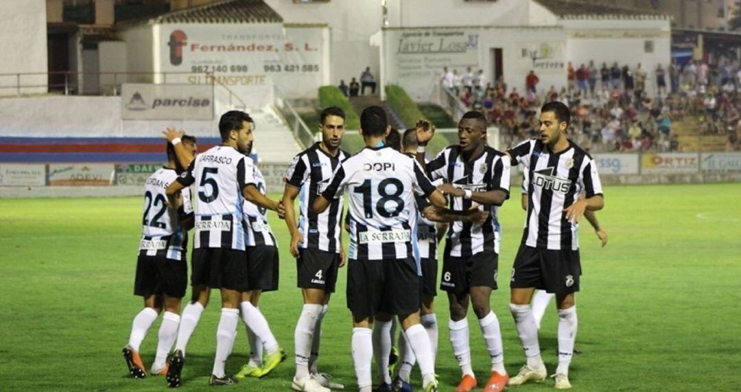 La plantilla celebra un gol.