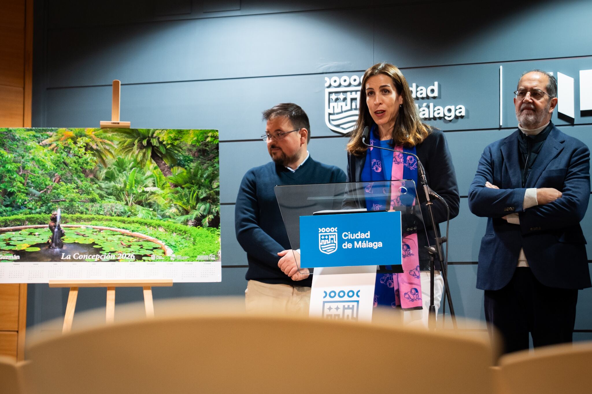 La presentación del calendario ha contado con la asistencia de la concejala delegada de Sostenibilidad Medioambiental, Penélope Gómez, junto al presidente de la Asociación de Asociación de Amigos del Jardín Botánico Histórico La Concepción, Cristóbal Martí Jordán; el responsable de compras de Viveros Guzmán como entidad patrocinadora, Eloy Campaña; y el ganador del certamen.