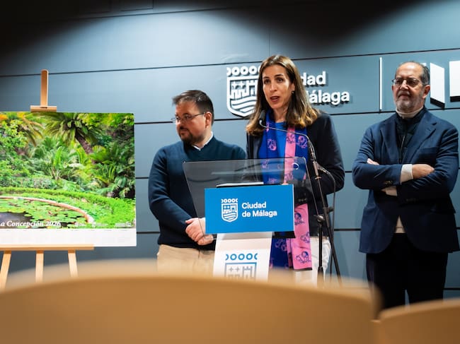 La presentación del calendario ha contado con la asistencia de la concejala delegada de Sostenibilidad Medioambiental, Penélope Gómez, junto al presidente de la Asociación de Asociación de Amigos del Jardín Botánico Histórico La Concepción, Cristóbal Martí Jordán; el responsable de compras de Viveros Guzmán como entidad patrocinadora, Eloy Campaña; y el ganador del certamen.