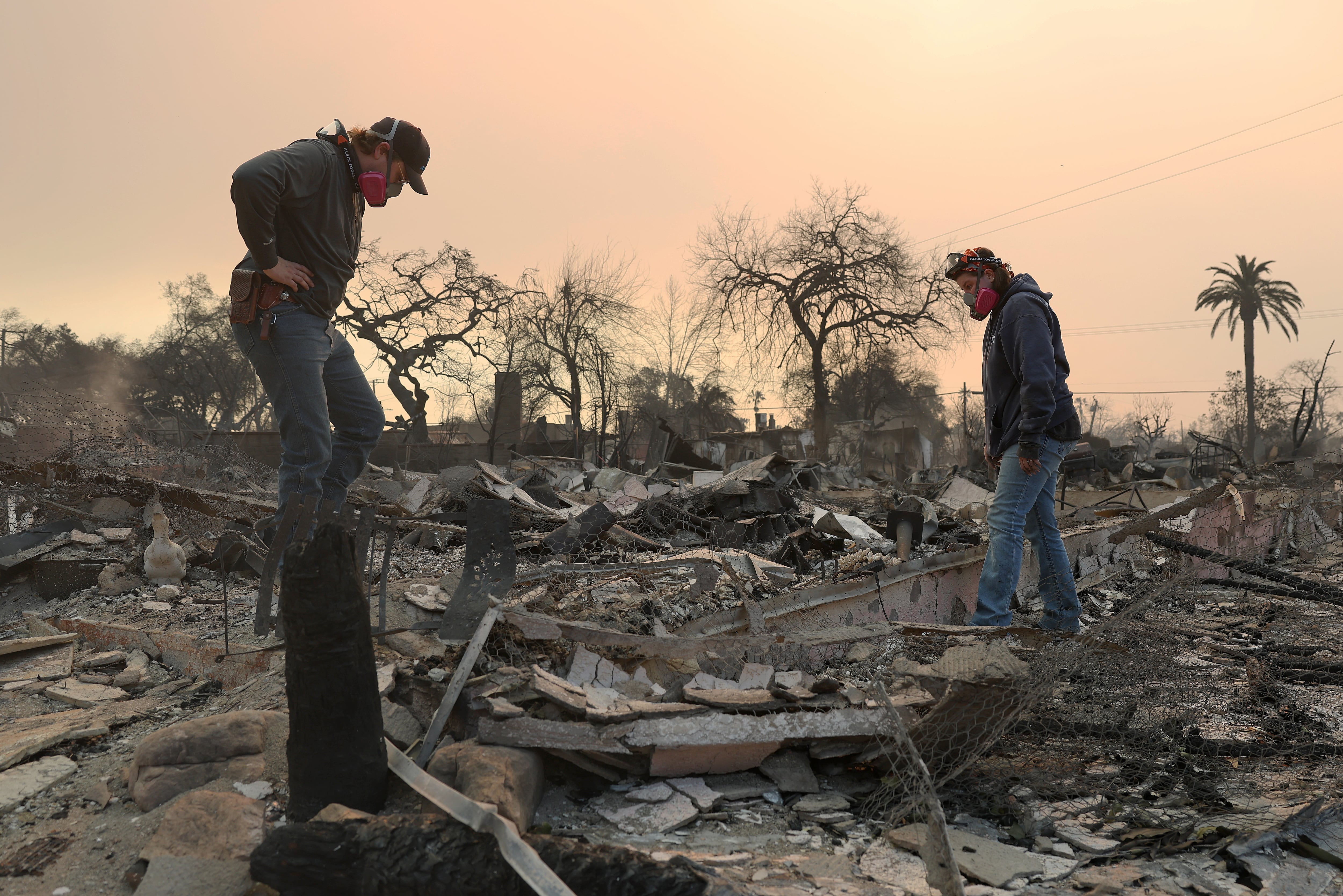 Búsqueda entre los escombros en una casa destruida en Altadena, California