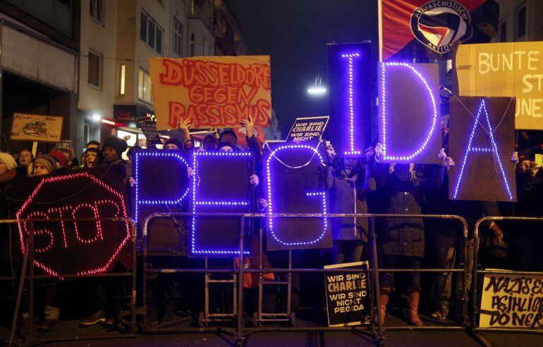 Fotografía de la manifestación anti-Pegida, movimiento islamófobo de Alemania, en Duesseldorf.