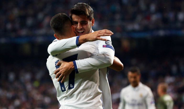 Lucas Vázquez y Morata celebran uno de los tantos ante el Legia.