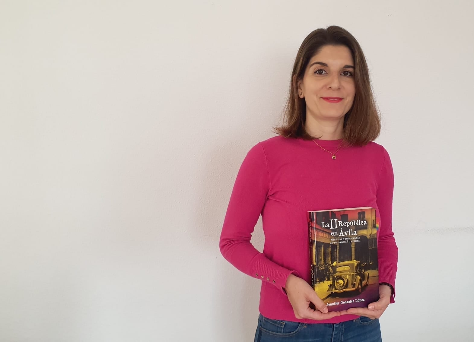 La autora con el libro