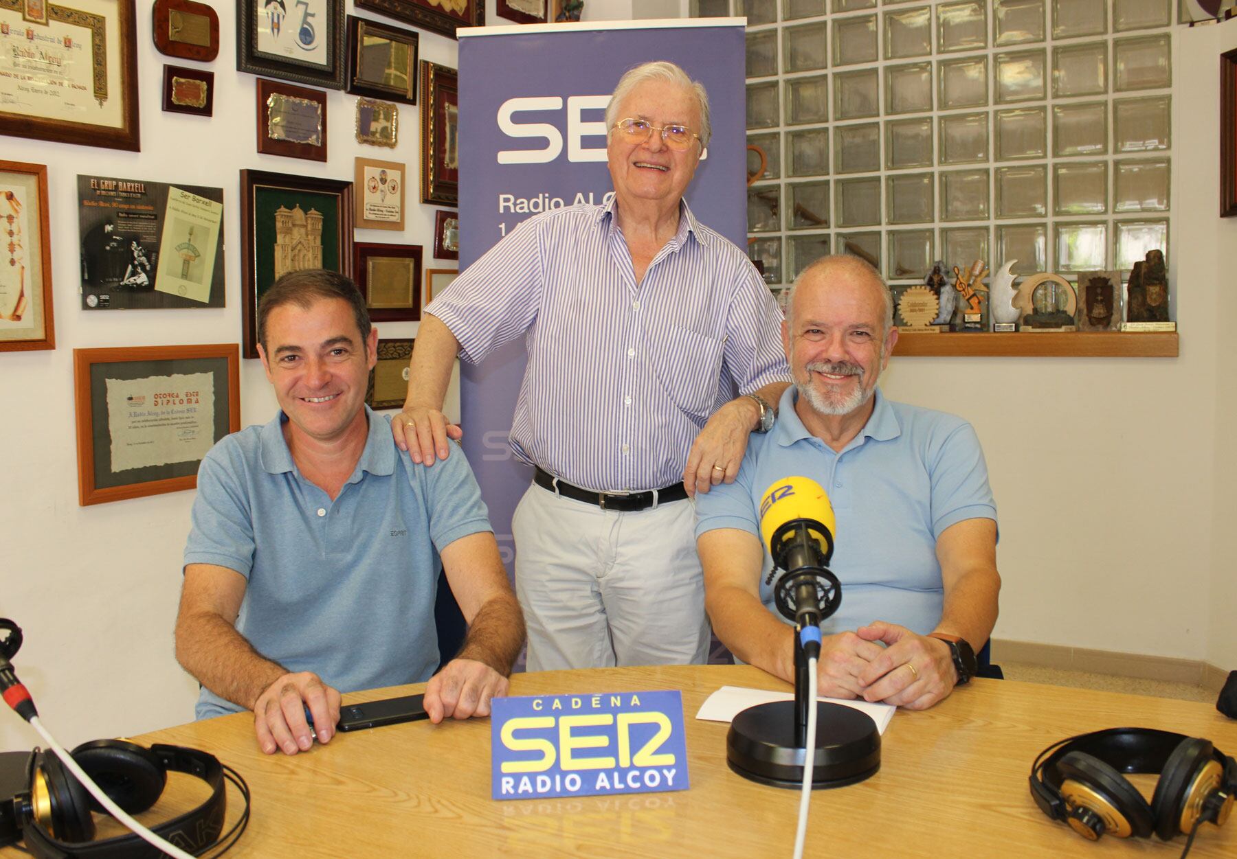 Paco García, Paco Aznar y Juan Antonio Canalejas en el estudio central de Radio Alcoy