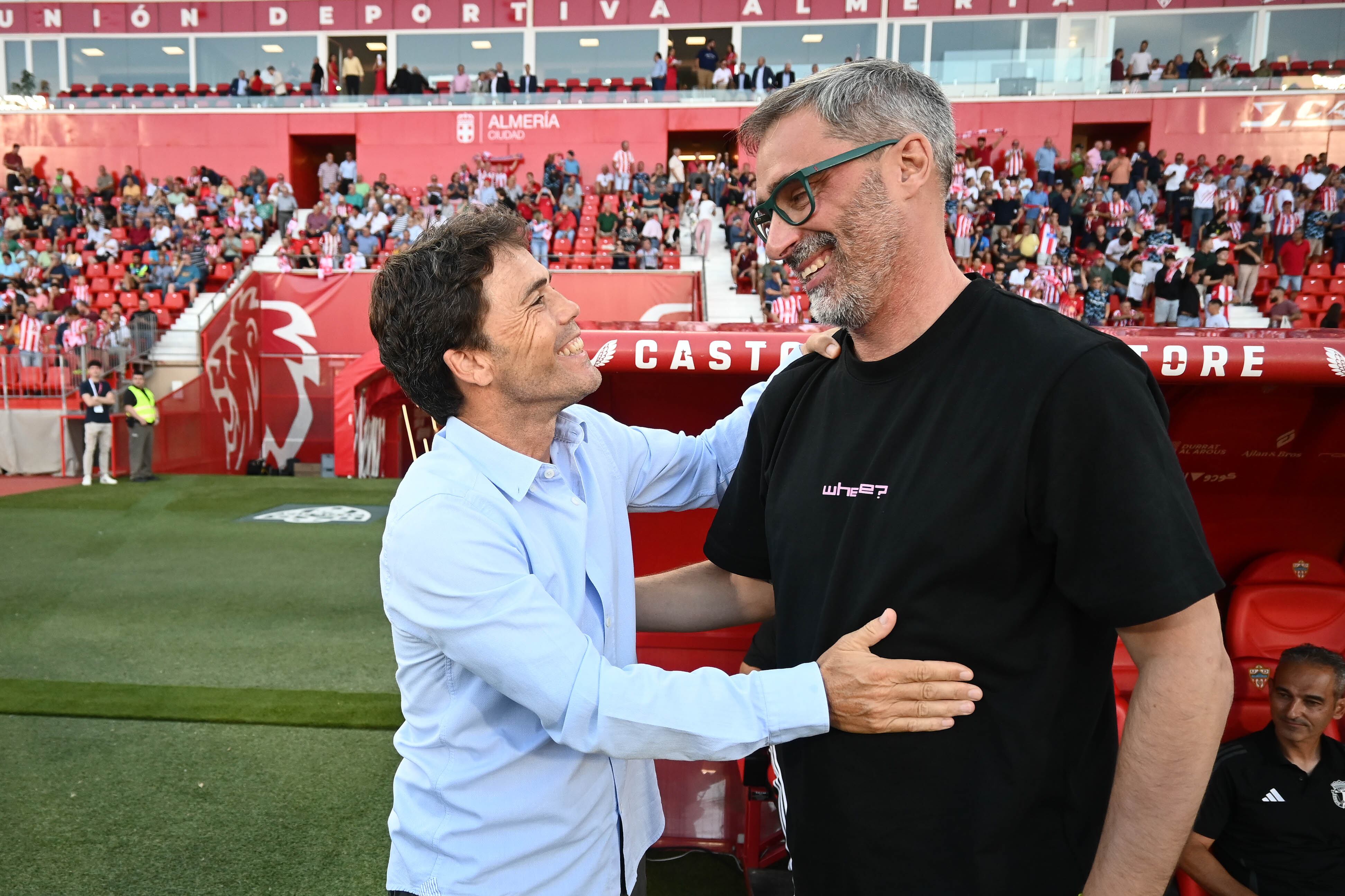 Jon Pérez Bolo en su visita al Mediterráneo saludando a Rubi.