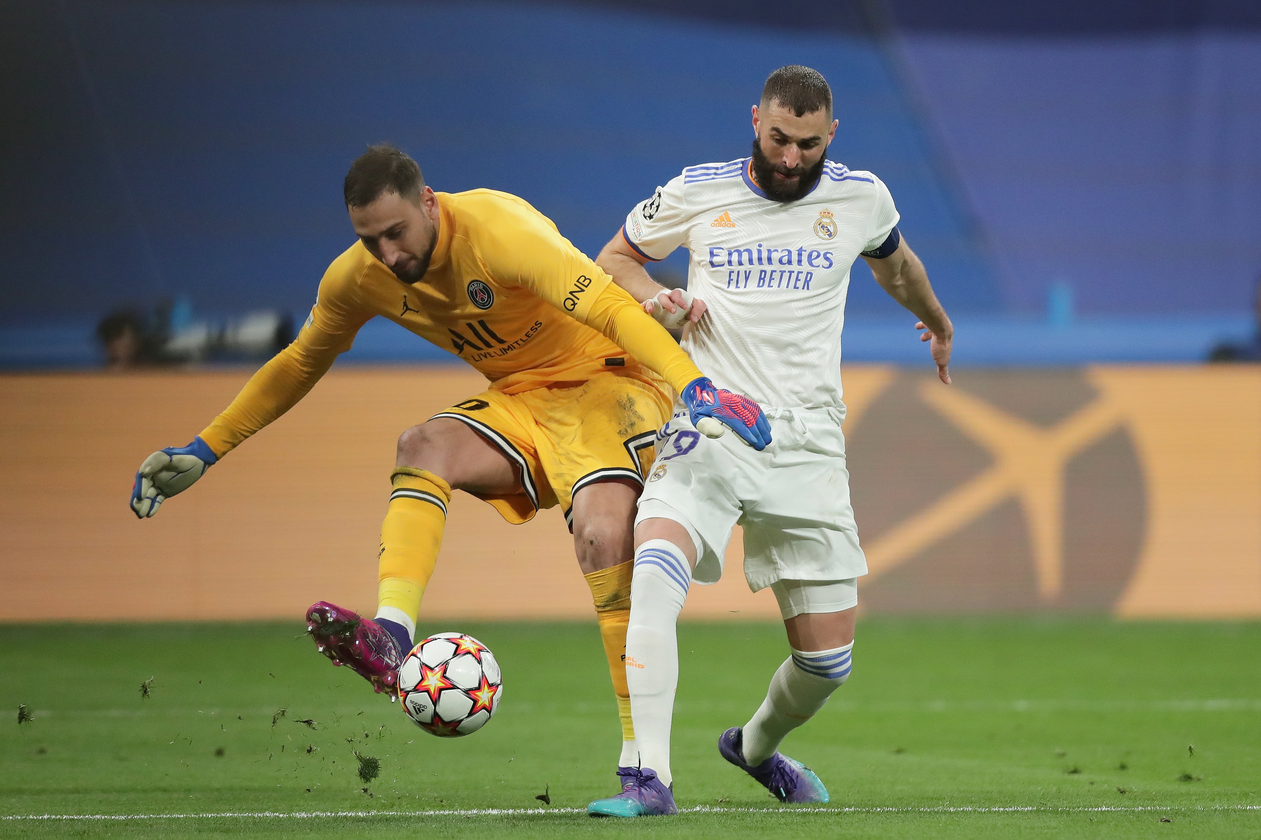 Karim Bnezema y Gianluigi Donnarumma en el partido de octavos de la Champions League.