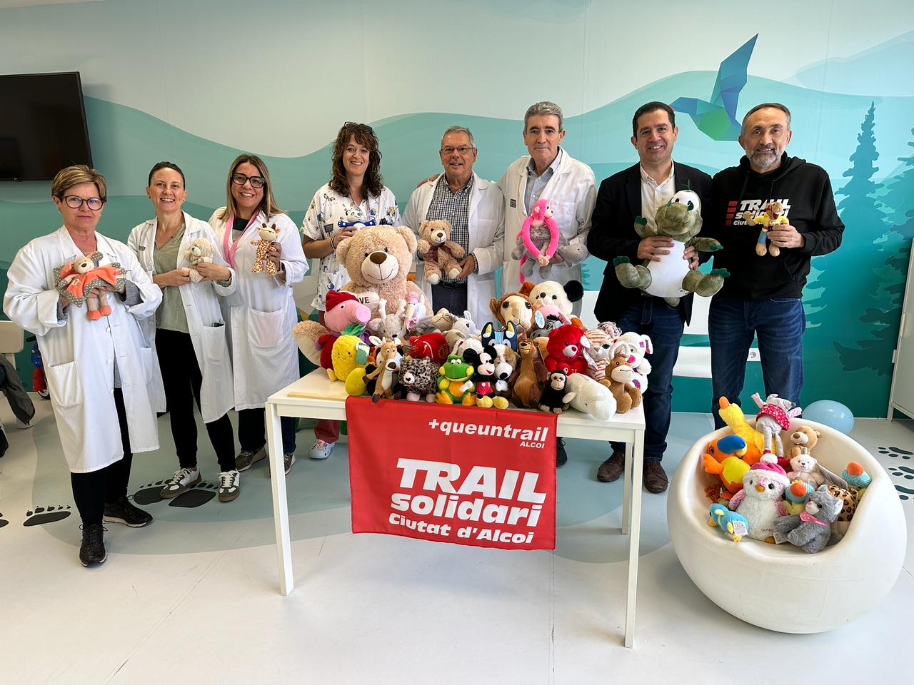 +QUEUNTRAIL continuará entregando cientos de peluches en diferentes hospitales de la región