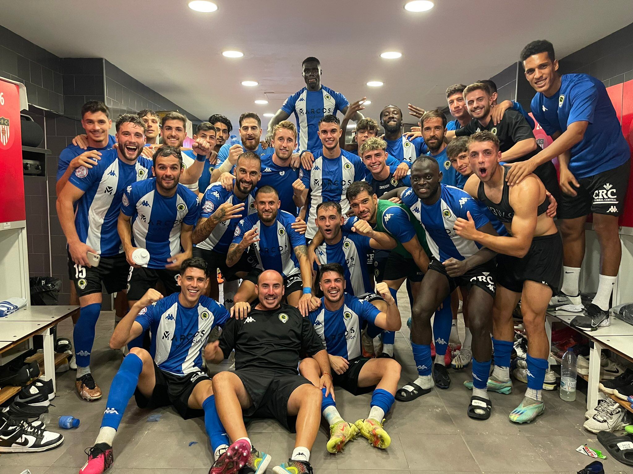 Los jugadores del Hércules celebran la victoria en el vestuario