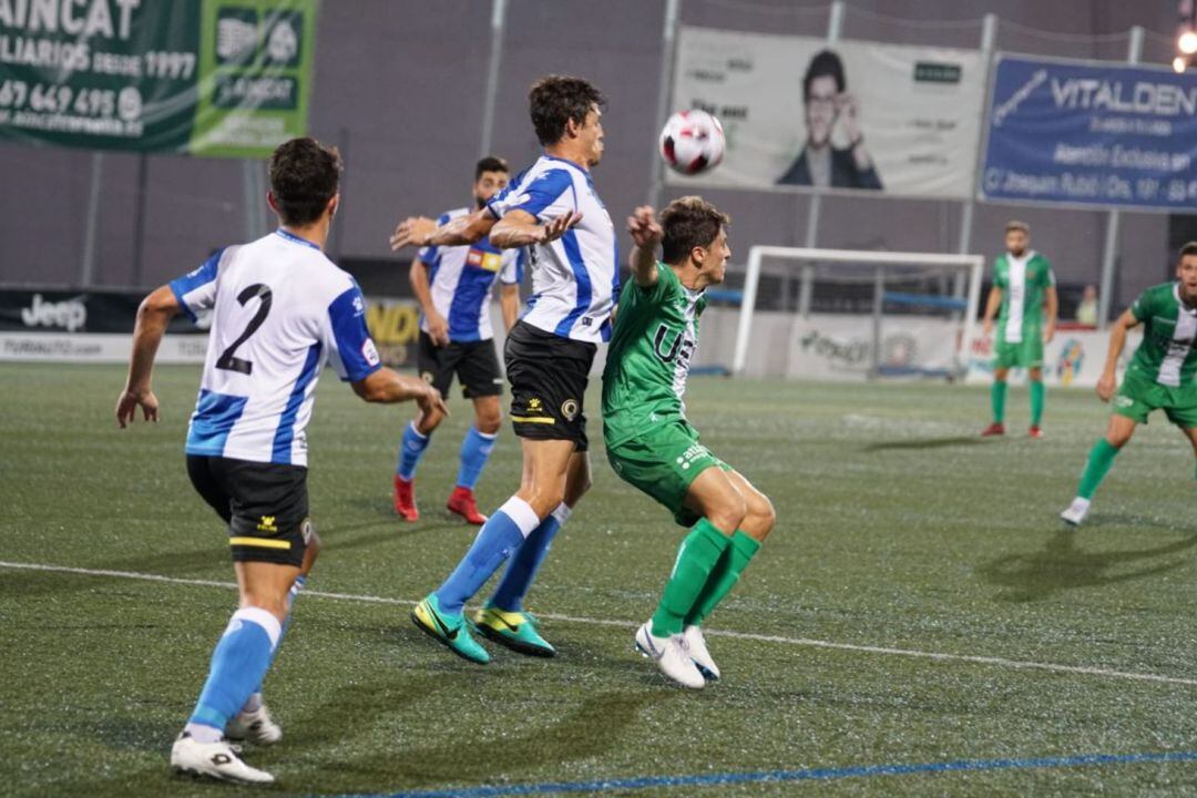 Fran Miranda defiende el balón ante la oposición de un jugador de Cornellá