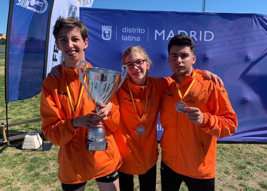 Medallas para atletas del CAX