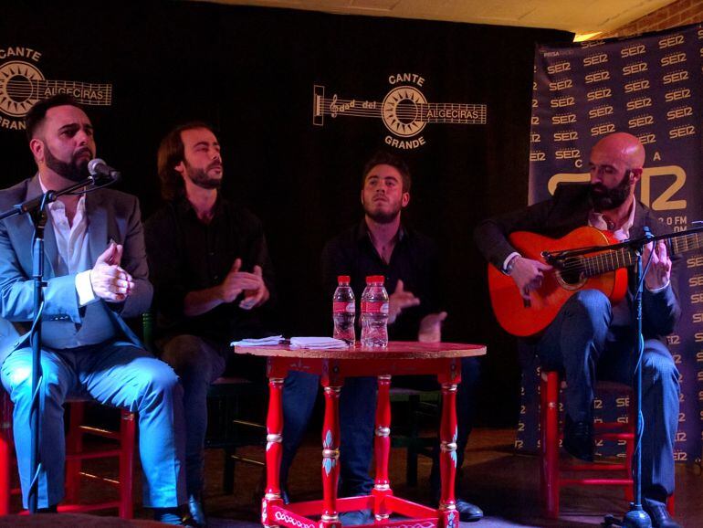 El cantaor manuel Peralta, ganador del &quot;Premio Antonio Rubio&quot;, durante su actuación en la Sociedad del cante Grande.