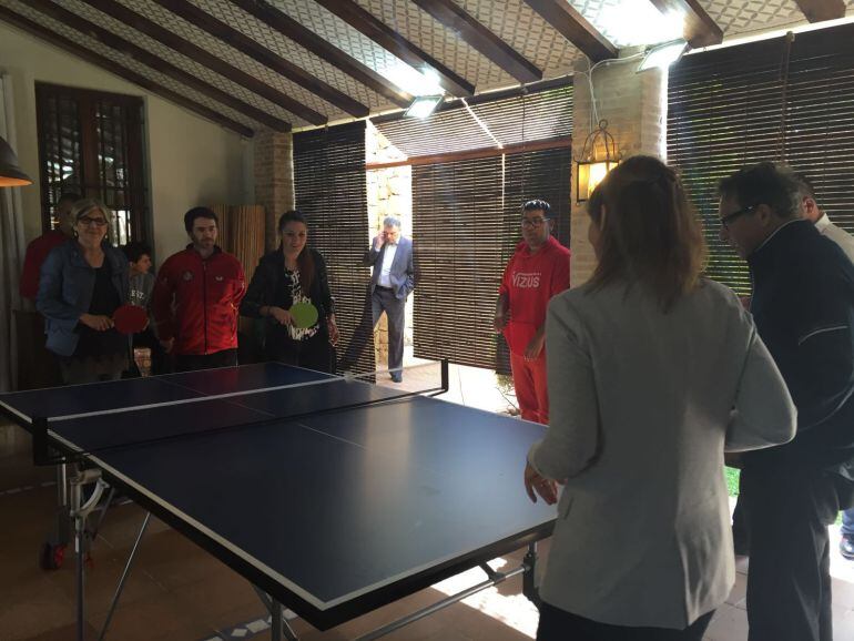 Demostración de tenis de mesa con las concejalas de Turismo y Bienestar Social