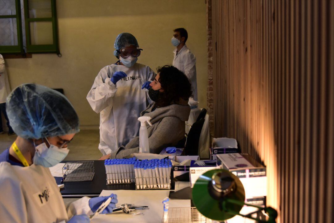 Realización de pruebas masivas de antígenos.