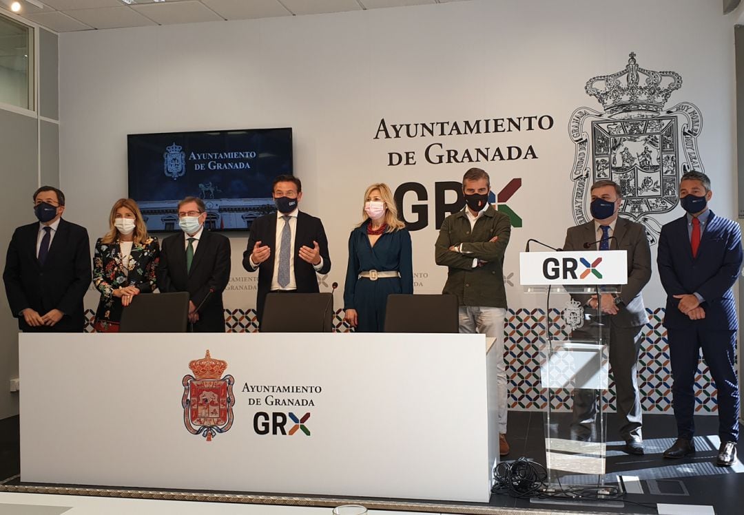 El alcalde de Granada, Luis Salvador (cuarto por la izquierda), junto a concejales de su gobierno local, en la inauguración de la nueva sala de prensa del Ayuntamiento