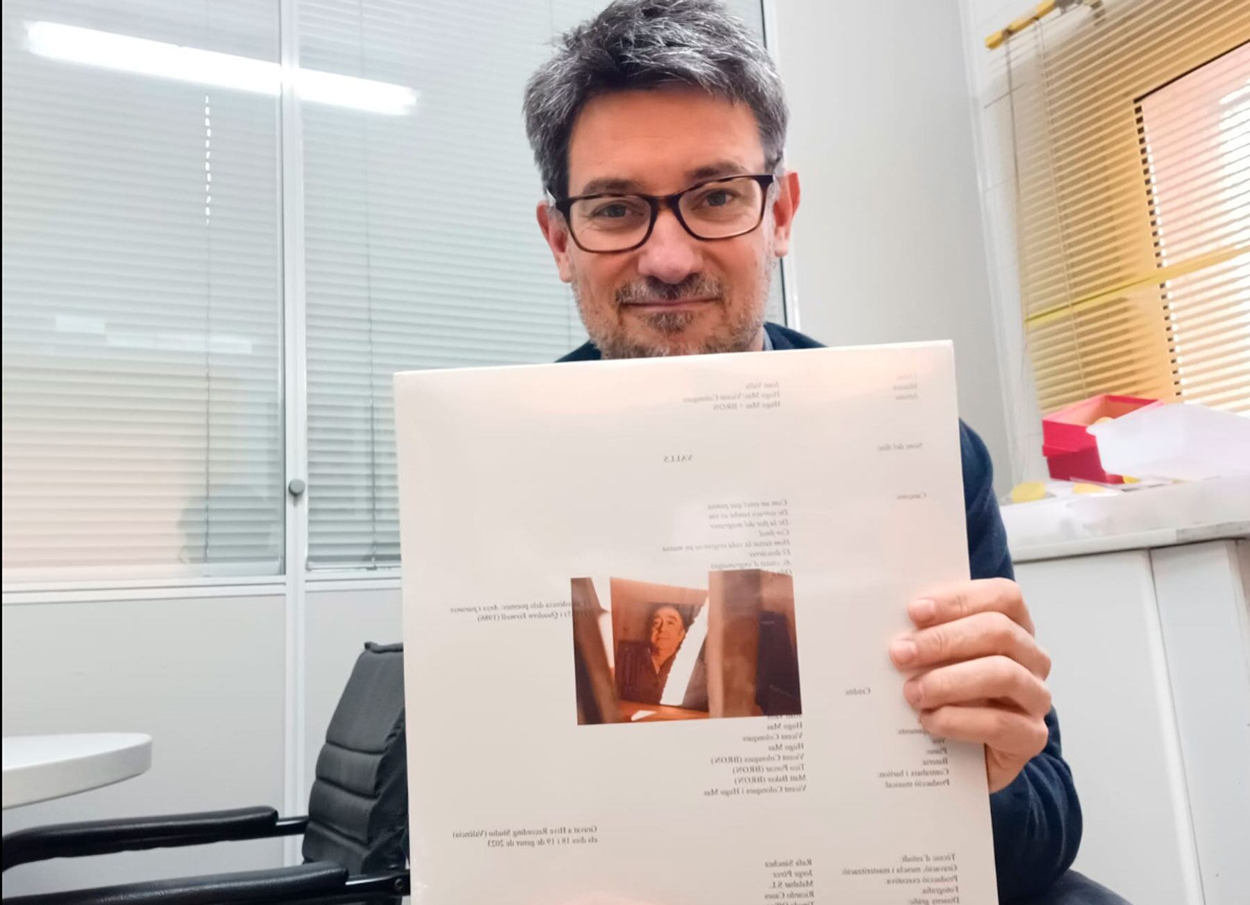 Hugo Mas amb un exemplar del seu disc dedicat al poeta Joan Valls i que porta per nom &#039;Valls&#039;