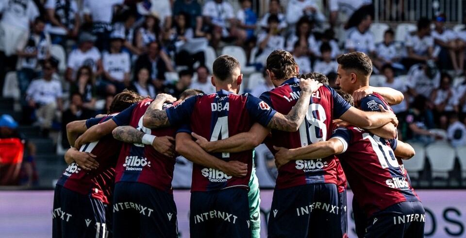 Los jugadores del Levante UD, antes de su partido ante el Burgos