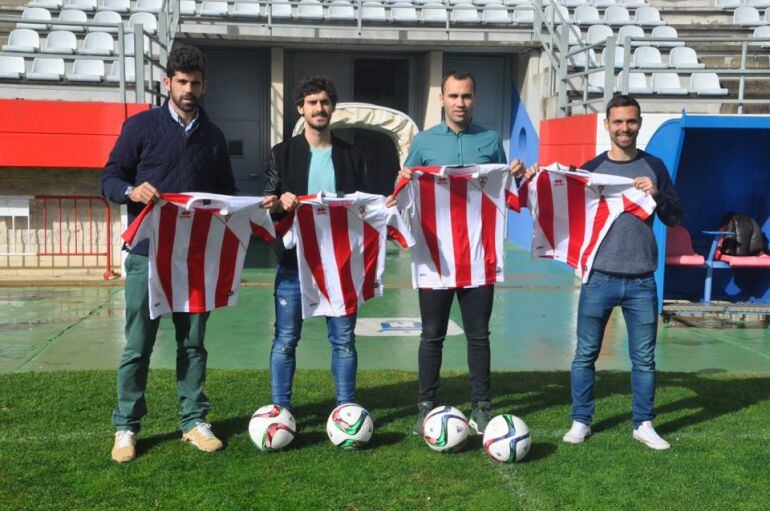 Los jugadores posan en el césped del Nuevo Mirador.
