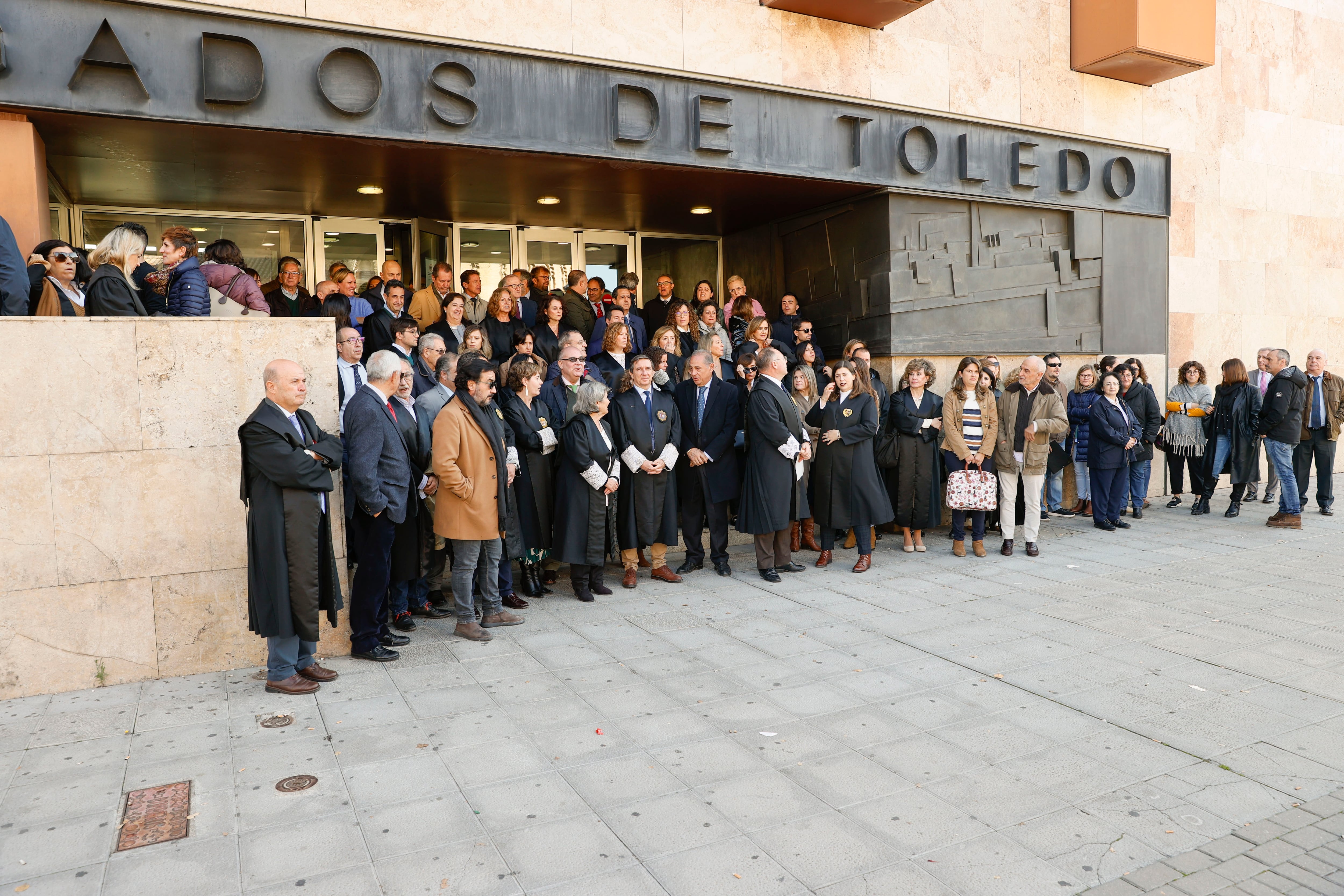 TOLEDO, 20/11/2023.- Concentración este lunes a las puertas de los Juzgados de Toledo de un centenar de funcionarios de la administración de Justicia, procuradores, letrados y otros integrantes del poder judicial, para apoyar los comunicados de diversos órganos judiciales y manifestar su compromiso con el Estado de Derecho y la separación de poderes. EFE/ Ismael Herrero
