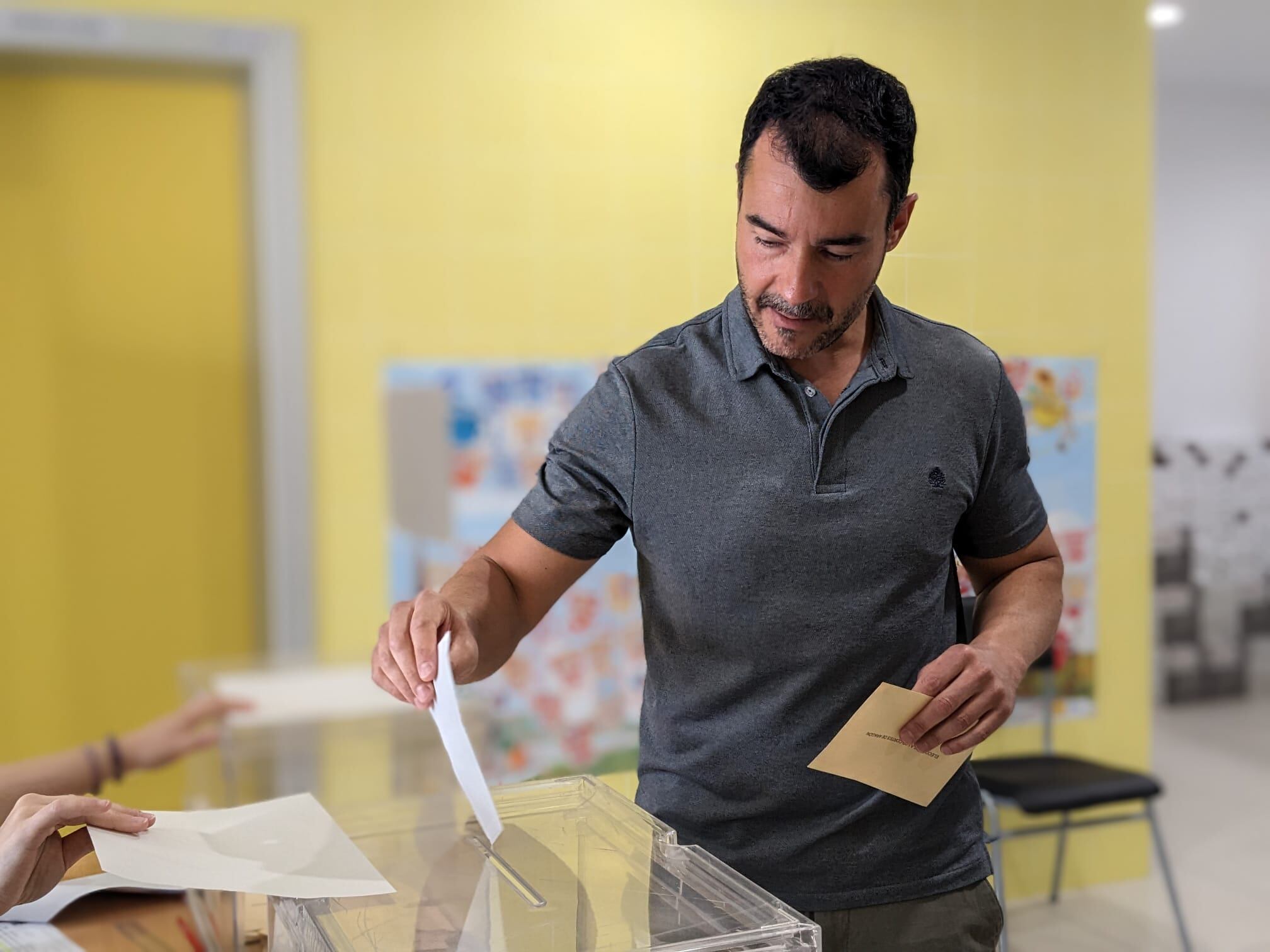Choaquín Bernal, candidato de CHA a Zaragoza, ejerce su derecho a voto