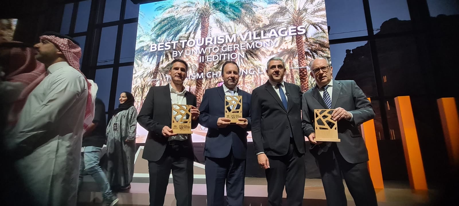 Mariano Altemir, alcalde de Alquézar, con otros alcaldes premiados