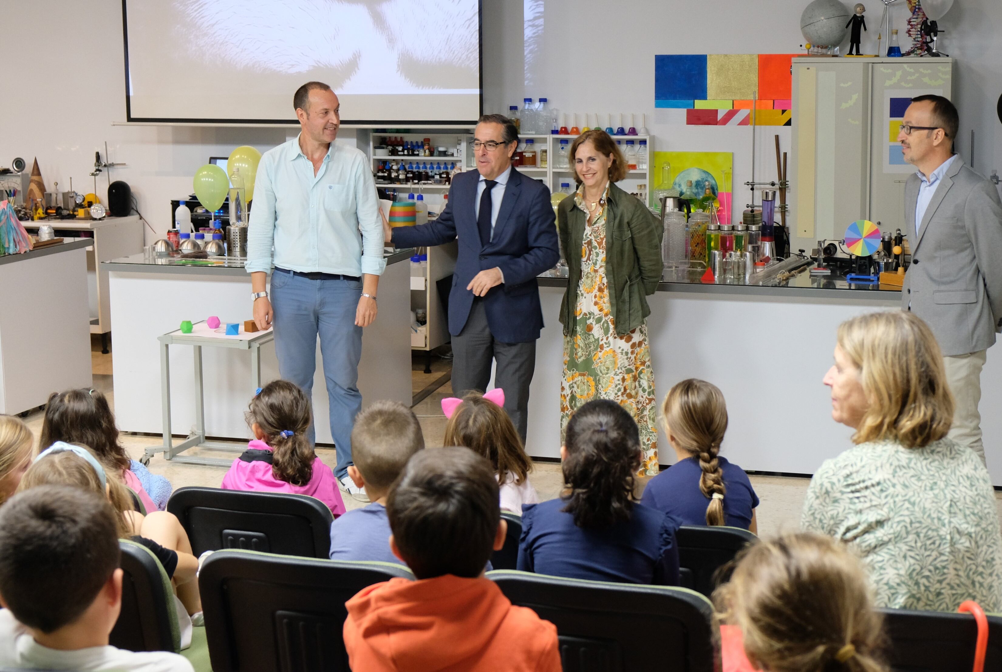 Momento de la visita a Principia