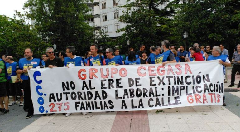 Empleados de Cegasa durante la concentración que han celebrado frente a los juzgados