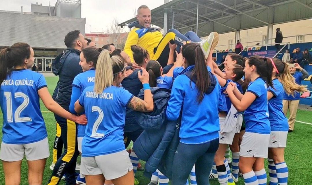 Las jugadoras del Alhama mantean a su entrenador Randri García