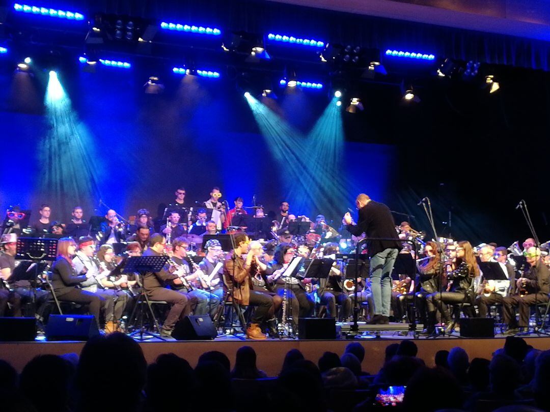 La banda sorprendió al público con un atuendo rockero, acorde a la temática del concierto