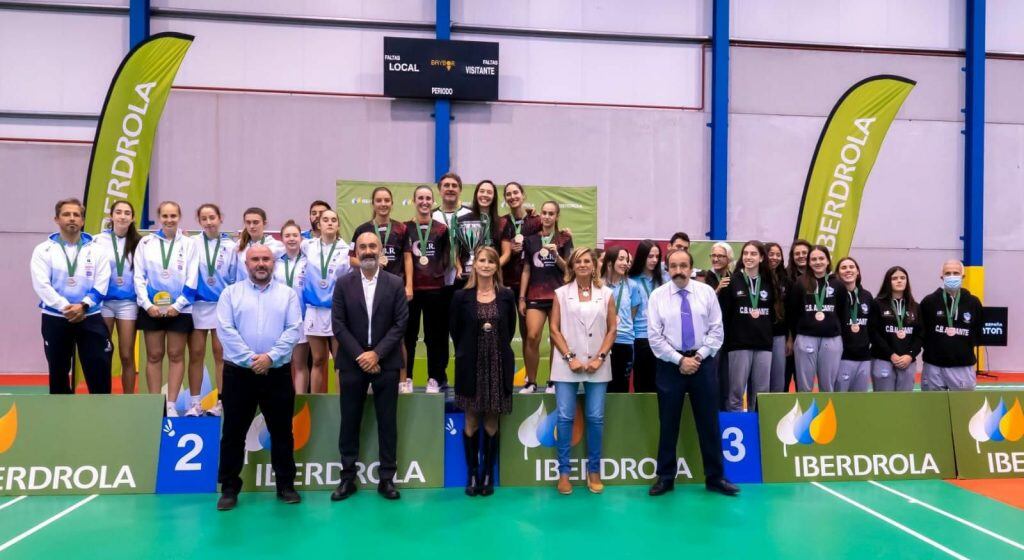 Equipo de Badminton Alicante Intercity, en el podium