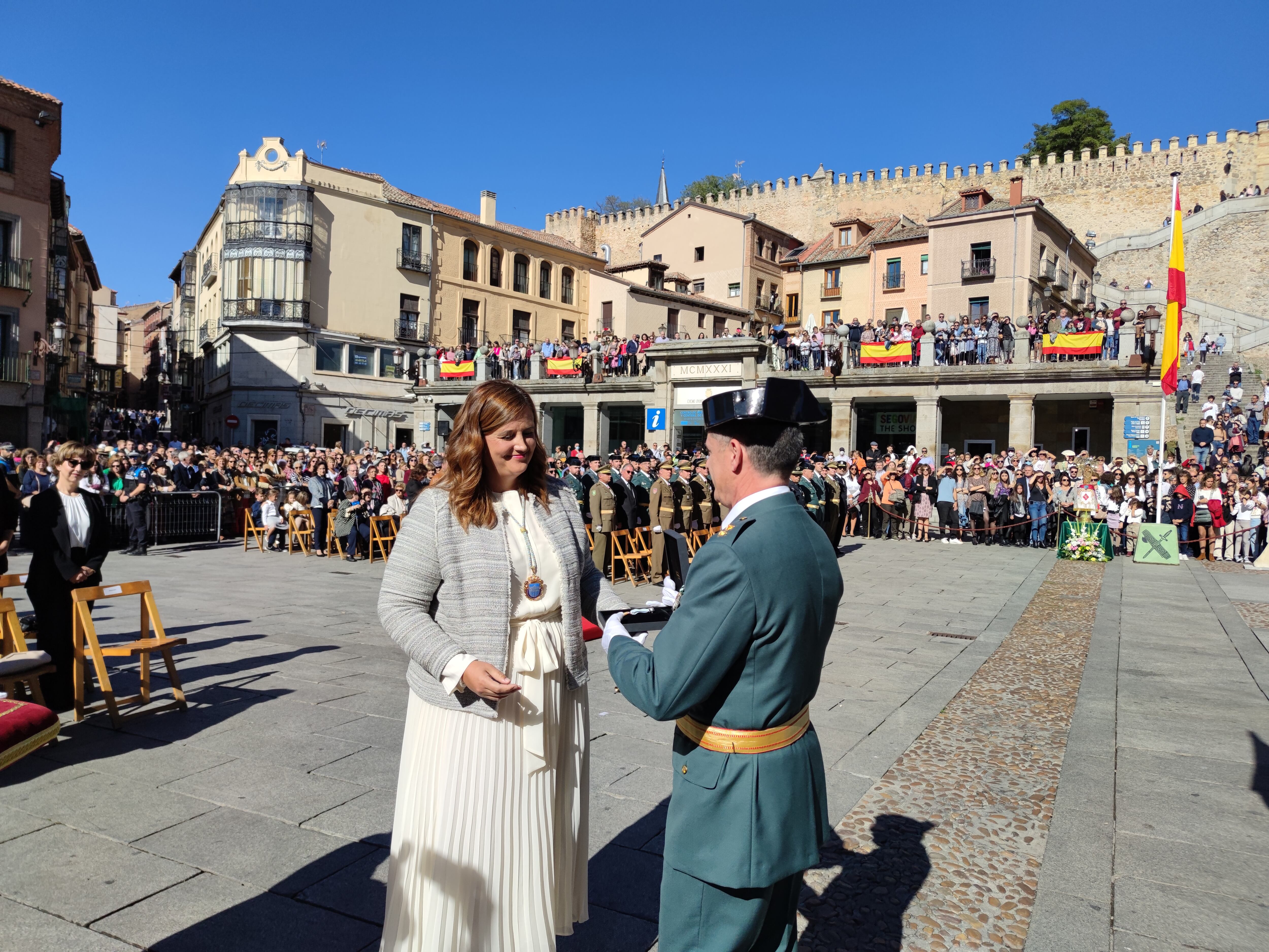 La alcaldesa de la ciudad, Clara Martín, ha otorgado la Medalla de Oro de la Ciudad de Segovia a la Guardia Civil