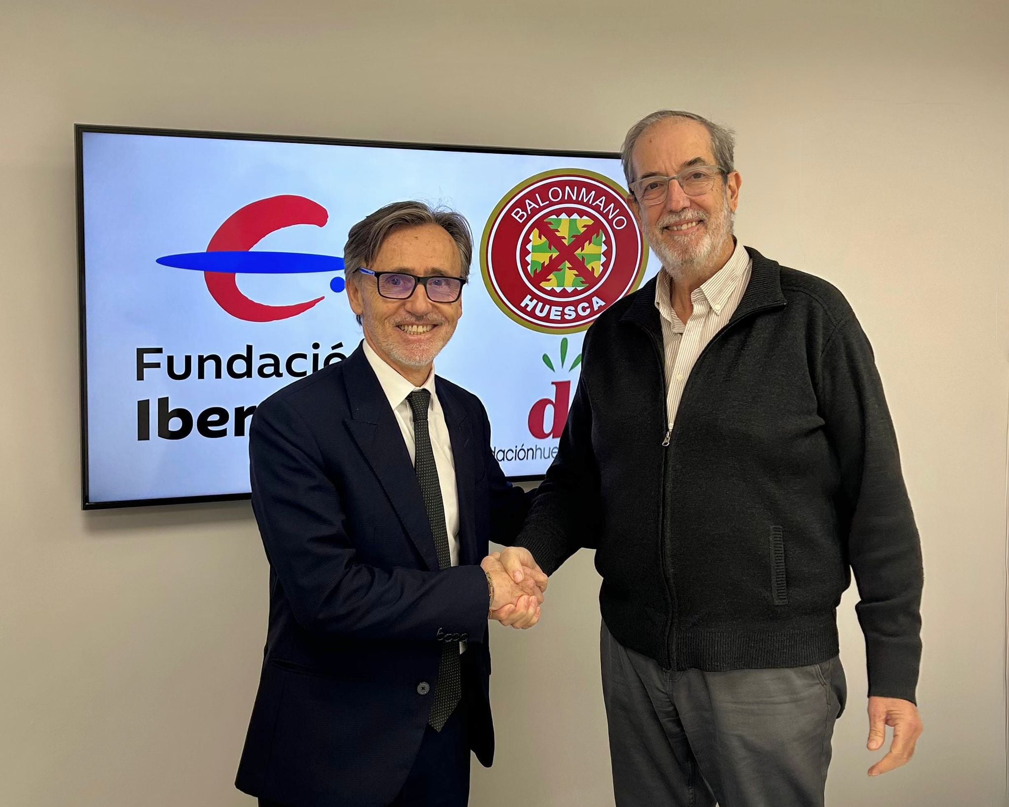 Jose María Coiduras, Director Provincial de Ibercaja en Huesca y Josete Mayoral, Presidente de la Fundación Huesca Deporte